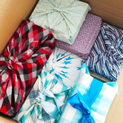 Attendre Noël en emballant ses cadeaux dans du tissu...