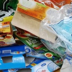 Le suremballage : une montagne de déchets d'emballages alimentaires cartons et plastiques !