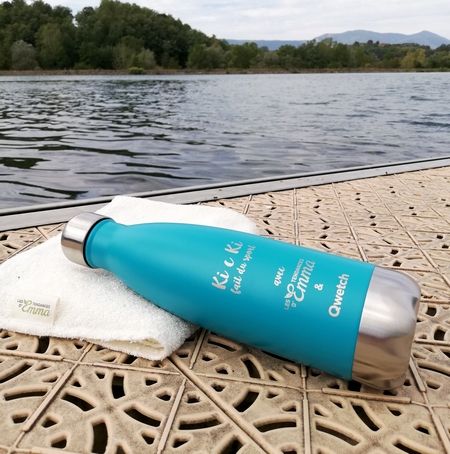 Ki C Ki fait du sport avec la serviette de toilette en bambou ultra absorbante de Les Tendances d'Emma et la bouteille en inox zéro déchet Qwetch